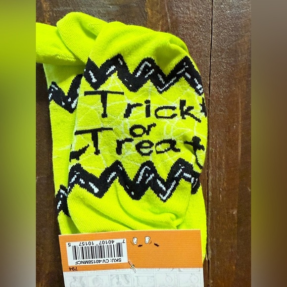 Peanuts Snoopy Halloween Trick or Treat Socks New in Packaging - Picture 3 of 4